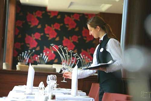 eat-and-drink-la-perla-restaurant-staff